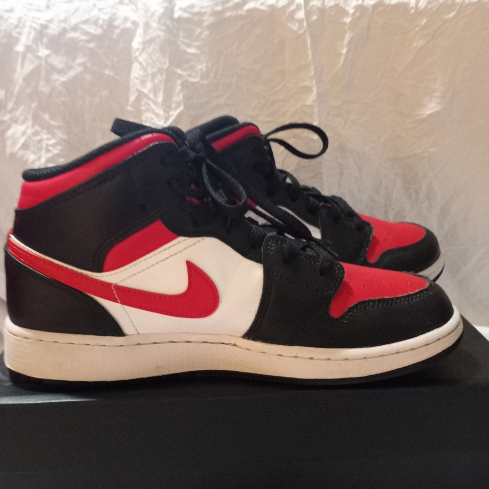 Nike Air Jordan 1 Mid 6Y(7.5 women) 🚺 - Picture 2 of 15